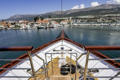 Voyage from her bow